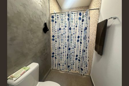 Casa de condomínio para alugar com 330m², 4 quartos e 2 vagasBanheiro da Suíte 1