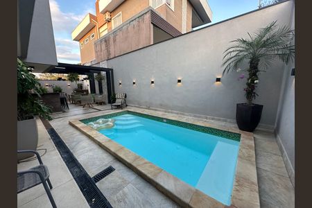 Casa de condomínio para alugar com 330m², 4 quartos e 2 vagasPiscina