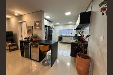Casa de condomínio para alugar com 330m², 4 quartos e 2 vagasCozinha