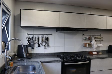 Casa de condomínio para alugar com 330m², 4 quartos e 2 vagasCozinha