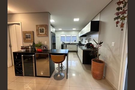 Casa de condomínio para alugar com 330m², 4 quartos e 2 vagasCozinha