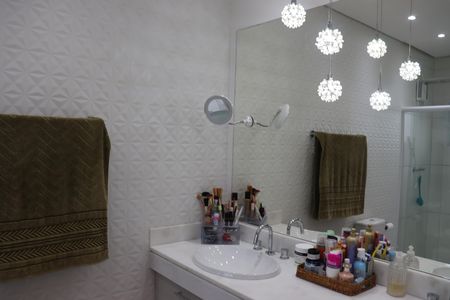 Casa de condomínio para alugar com 330m², 4 quartos e 2 vagasBanheiro da Suíte 4