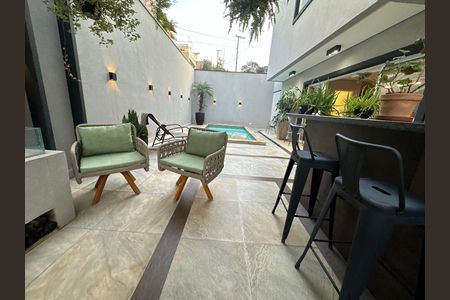 Casa de condomínio para alugar com 330m², 4 quartos e 2 vagasVaranda