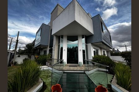 Casa para alugar com 200m², 3 quartos e 3 vagasFachada