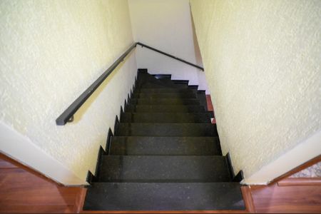 Casa para alugar com 200m², 3 quartos e 2 vagasEscada