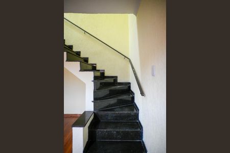 Casa para alugar com 200m², 3 quartos e 2 vagasEscada