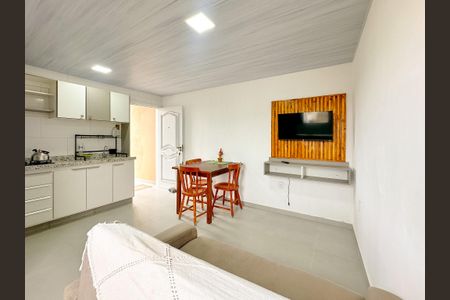 Sala de TV de apartamento para alugar com 1 quarto, 30m² em Cachoeira do Bom Jesus, Florianópolis