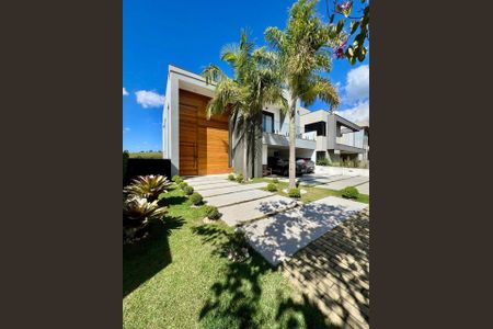 Casa de condomínio à venda com 387m², 4 quartos e 4 vagas Casa de condomínio à venda com 387m², 4 quartos e 4 vagasFoto 02