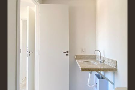 Banheiro social 2 de apartamento para alugar com 2 quartos, 50m² em Vila Osasco, Osasco