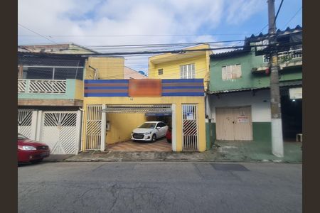 Casa para alugar com 80m², 2 quartos e sem vaga Casa para alugar com 80m², 2 quartos e sem vagaFachada do imóvel com placa QuintoAndar