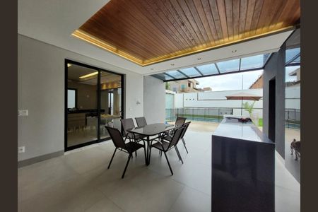 Casa de condomínio para alugar com 260m², 4 quartos e 4 vagas