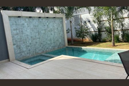 Casa de condomínio para alugar com 260m², 4 quartos e 4 vagas