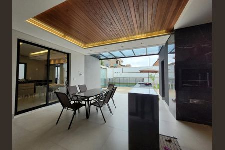 Casa de condomínio para alugar com 260m², 4 quartos e 4 vagas