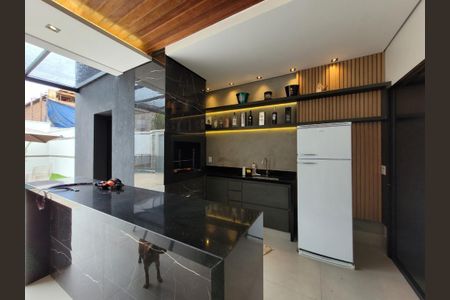 Casa de condomínio para alugar com 260m², 4 quartos e 4 vagas