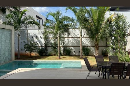 Casa de condomínio para alugar com 260m², 4 quartos e 4 vagas