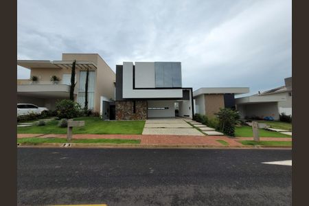 Casa de condomínio para alugar com 260m², 4 quartos e 4 vagas