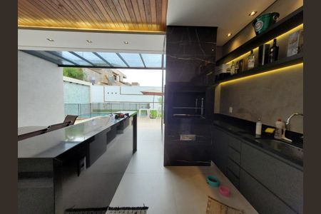 Casa de condomínio para alugar com 260m², 4 quartos e 4 vagas