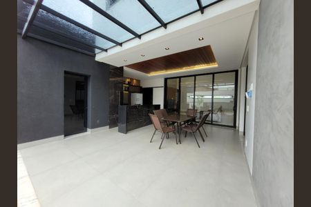 Casa de condomínio para alugar com 260m², 4 quartos e 4 vagas