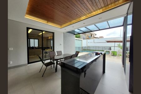 Casa de condomínio para alugar com 260m², 4 quartos e 4 vagas