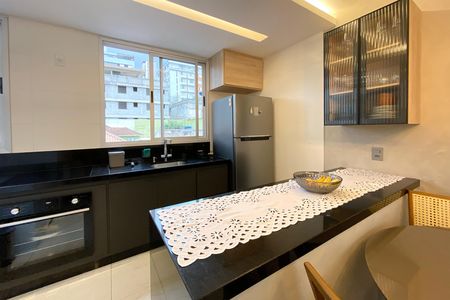 Cozinha de apartamento à venda com 2 quartos, 57m² em Santo Antônio, Belo Horizonte