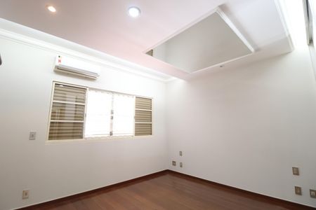 Casa para alugar com 294m², 4 quartos e 2 vagasSuíte 2