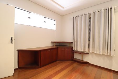 Casa para alugar com 294m², 4 quartos e 2 vagasEscritório