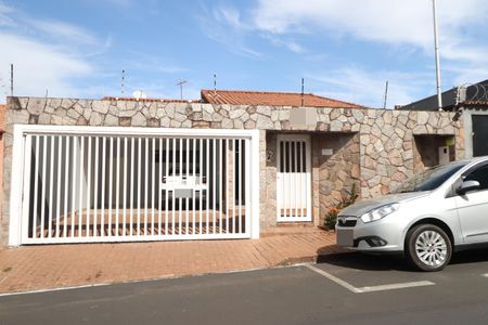 Casa para alugar com 294m², 4 quartos e 2 vagasFachada