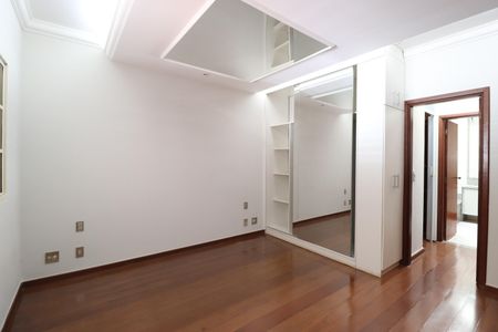Casa para alugar com 294m², 4 quartos e 2 vagasSuíte 2