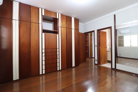 Casa para alugar com 294m², 4 quartos e 2 vagasSuíte