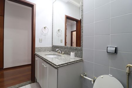Casa para alugar com 294m², 4 quartos e 2 vagasBanheiro Social