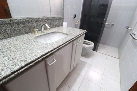 Casa para alugar com 294m², 4 quartos e 2 vagasBanheiro Social