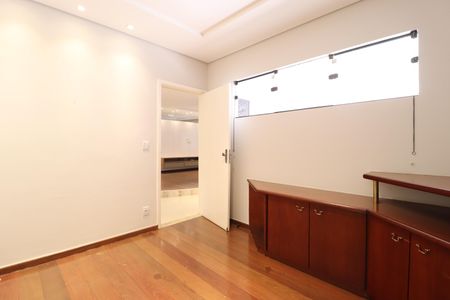 Casa para alugar com 294m², 4 quartos e 2 vagasEscritório