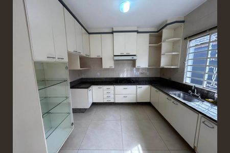 Casa para alugar com 294m², 4 quartos e 2 vagas Casa para alugar com 294m², 4 quartos e 2 vagasCozinha