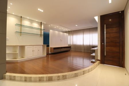 Casa para alugar com 294m², 4 quartos e 2 vagasSala