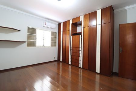 Casa para alugar com 294m², 4 quartos e 2 vagasSuíte