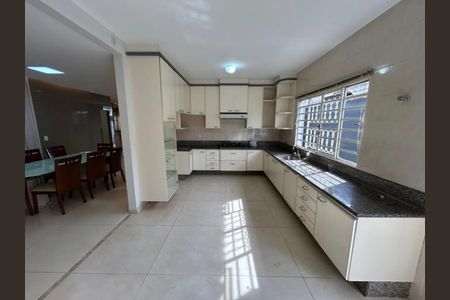 Casa para alugar com 294m², 4 quartos e 2 vagas Casa para alugar com 294m², 4 quartos e 2 vagasCozinha