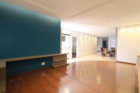 Casa para alugar com 294m², 4 quartos e 2 vagasSala