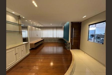 Casa para alugar com 294m², 4 quartos e 2 vagas Casa para alugar com 294m², 4 quartos e 2 vagasSala