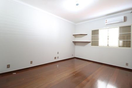 Casa para alugar com 294m², 4 quartos e 2 vagasSuíte