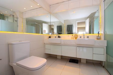 Apartamento à venda com 200m², 3 quartos e 3 vagas Apartamento à venda com 200m², 3 quartos e 3 vagasBanheiro Suíte 2