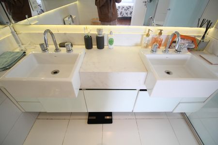 Apartamento à venda com 200m², 4 quartos e 3 vagasBanheiro da Suíte 1 - Torneiras
