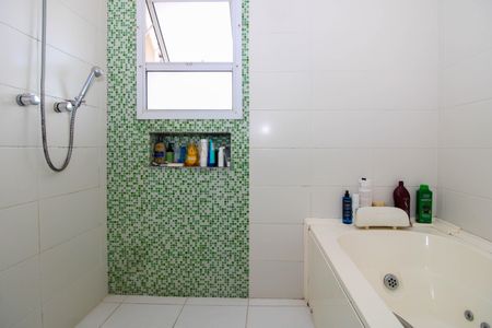 Apartamento à venda com 200m², 3 quartos e 3 vagas Apartamento à venda com 200m², 3 quartos e 3 vagasBanheiro Suíte 2