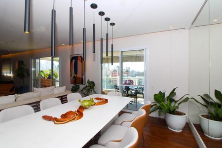 Apartamento à venda com 200m², 3 quartos e 3 vagas Apartamento à venda com 200m², 3 quartos e 3 vagasSala