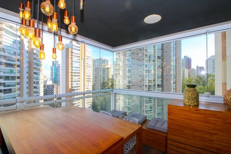 Apartamento à venda com 200m², 3 quartos e 3 vagas Apartamento à venda com 200m², 3 quartos e 3 vagasVaranda da Sala