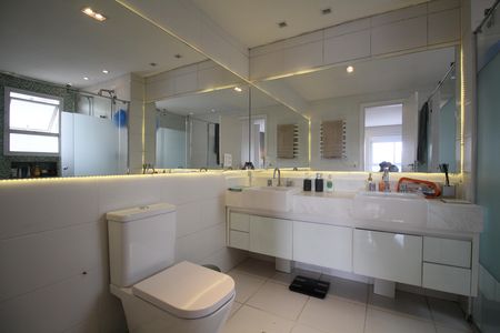 Apartamento à venda com 200m², 4 quartos e 3 vagasBanheiro da Suíte 1