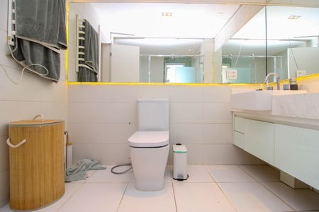 Apartamento à venda com 200m², 3 quartos e 3 vagas Apartamento à venda com 200m², 3 quartos e 3 vagasBanheiro Suíte 2