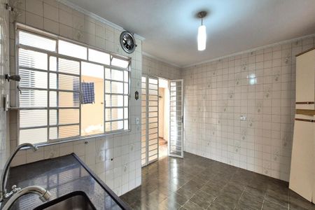 Casa à venda com 108m², 3 quartos e 2 vagasCozinha 