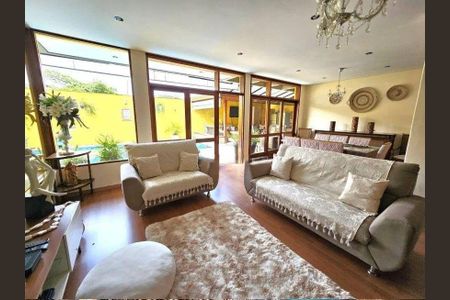 Casa à venda com 4 quartos, 350m² em Cidade São Francisco, São Paulo