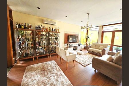 Casa à venda com 4 quartos, 350m² em Cidade São Francisco, São Paulo