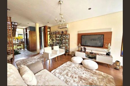 Casa à venda com 4 quartos, 350m² em Cidade São Francisco, São Paulo
